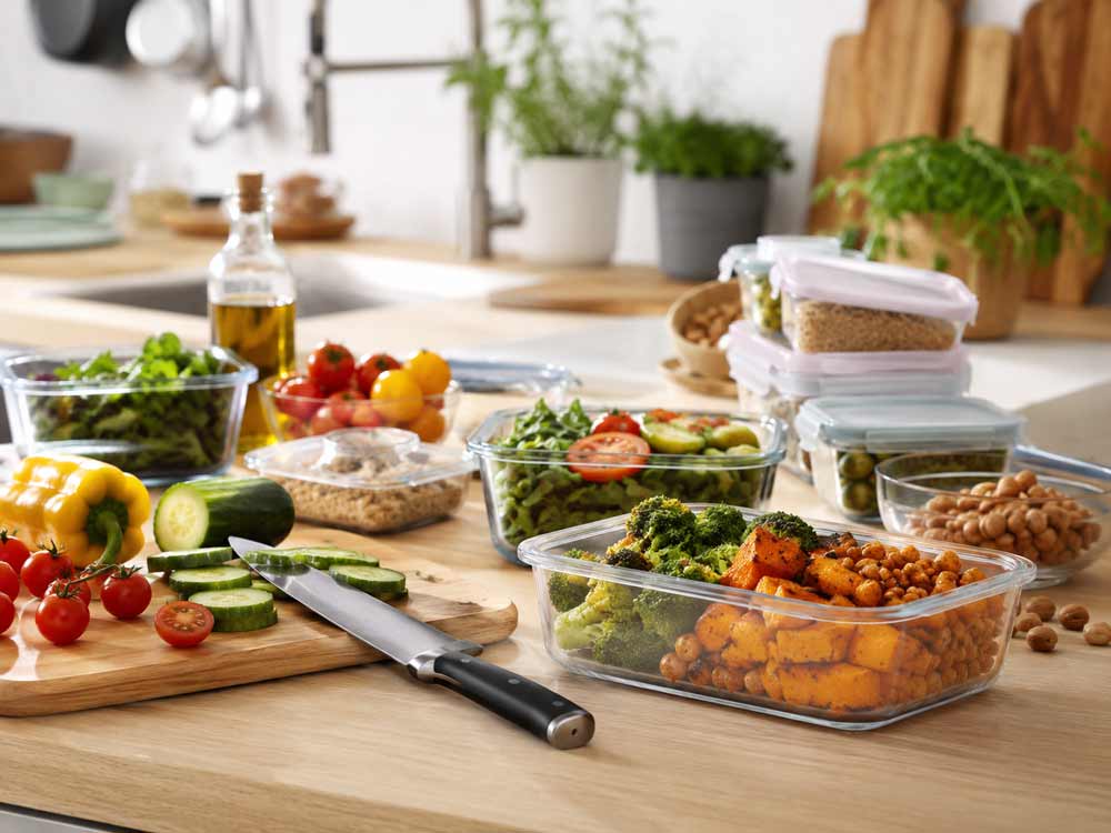 Mahlzeitvorbereitung mit frischen Zutaten – gesunde Ernährungsumstellung im Alltag