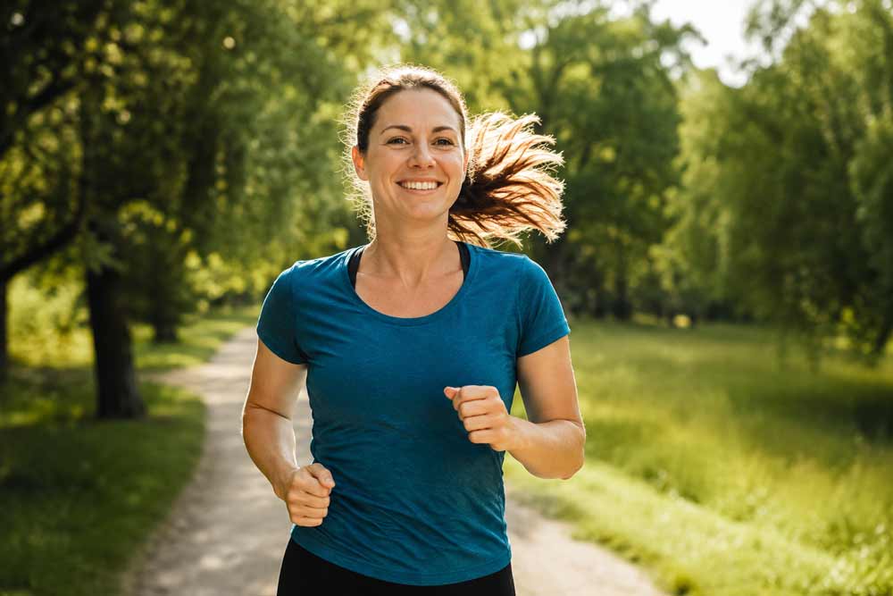 Frau beim Sport im Freien – körperliche Aktivität hilft, das Gewicht langfristig zu halten