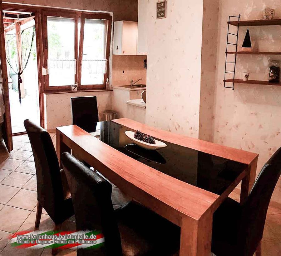 Essbereich mit Blick zur Küche im hundefreundlichen Ferienhaus Balatonlelle