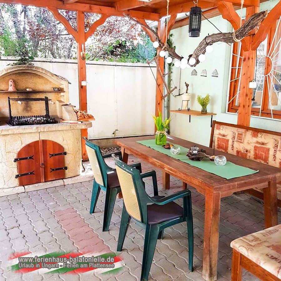 Überdachter Außenbereich mit Grill und Esstisch im Ferienhaus Balatonlelle