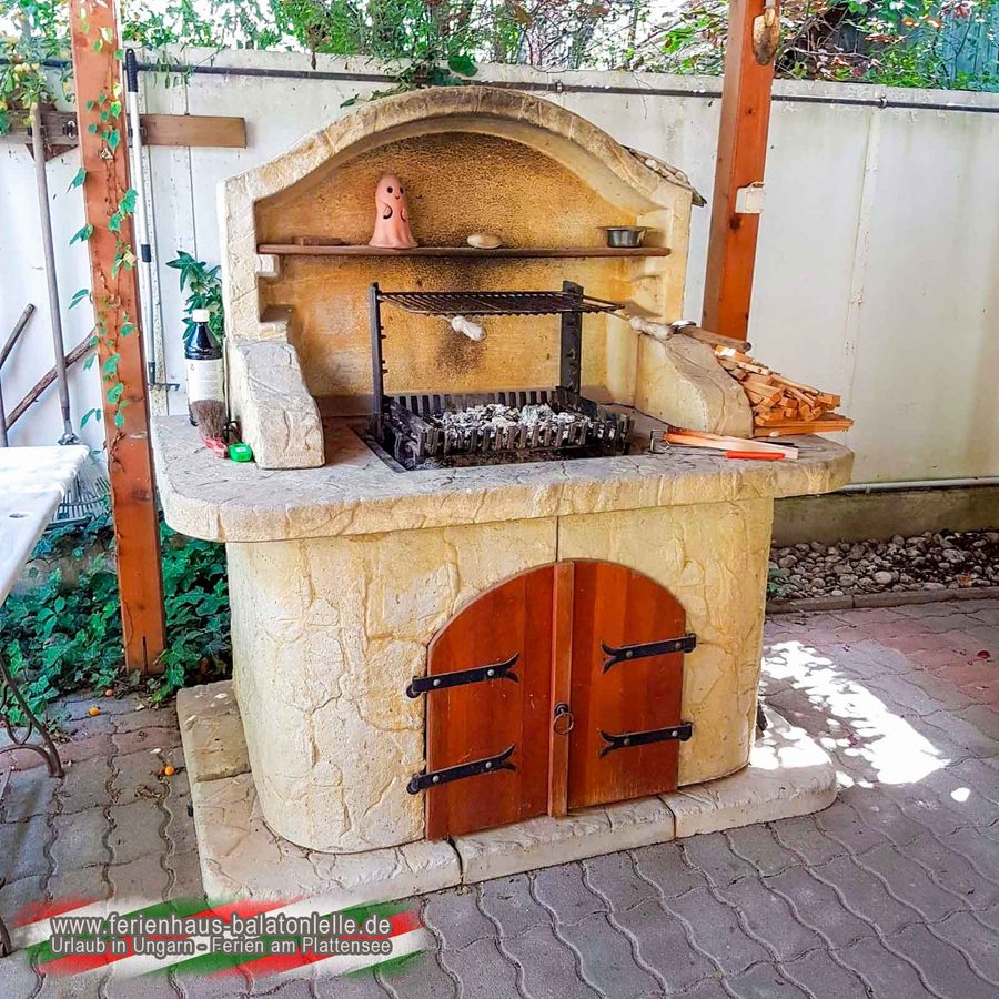 Großer Grillplatz im Ferienhaus Balatonlelle für entspannte Sommerabende