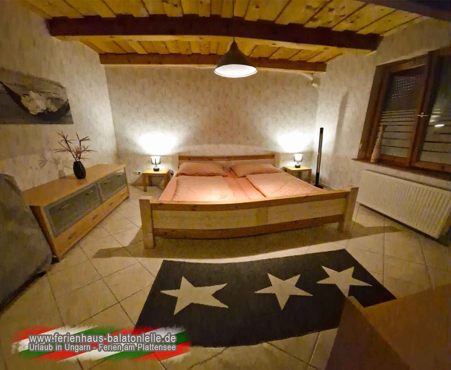 Schlafzimmer mit Doppelbett im Ferienhaus Balatonlelle für zwei Personen