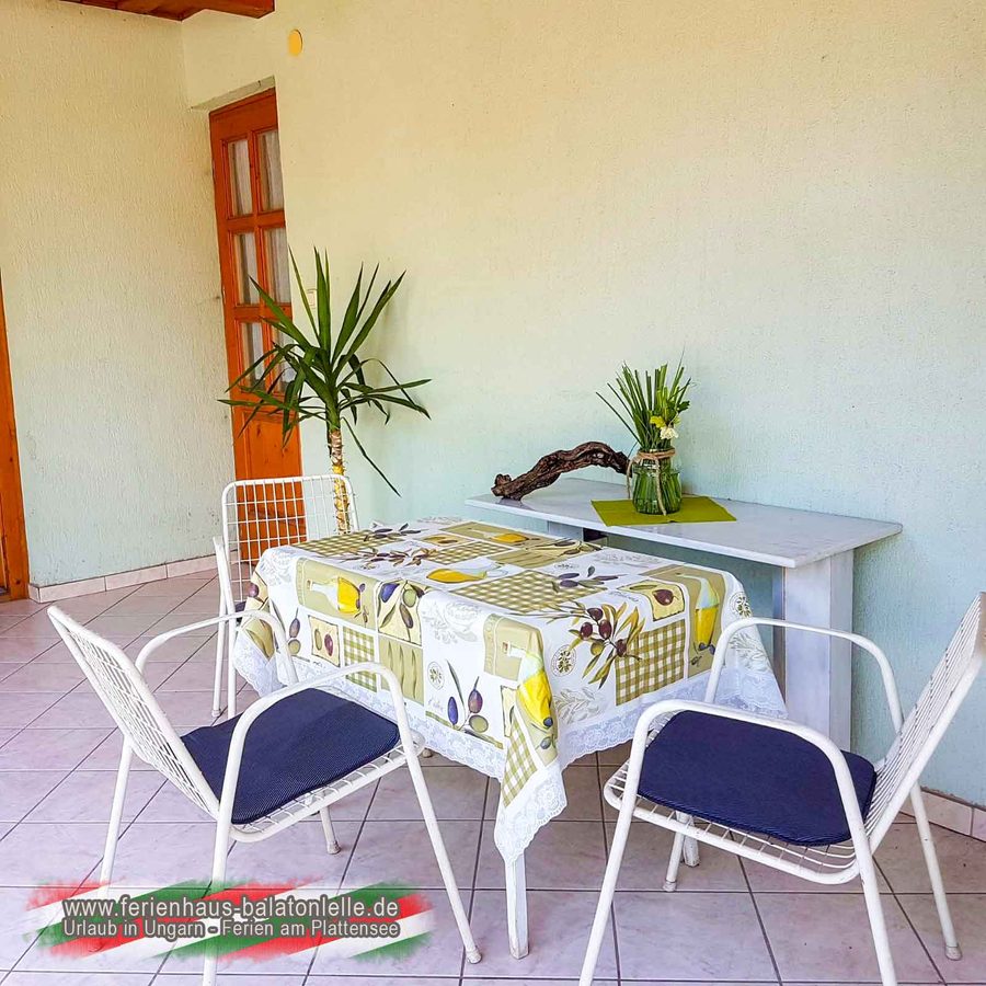 Gemütlicher Sitzplatz auf der Terrasse des Ferienhauses in Balatonlelle