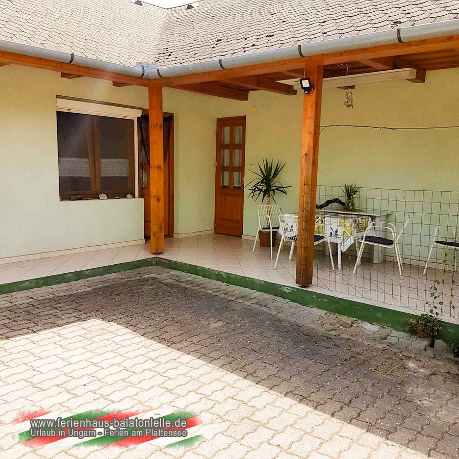 Überdachte Terrasse am Ferienhaus Balatonlelle mit Sitzplatz im Schatten