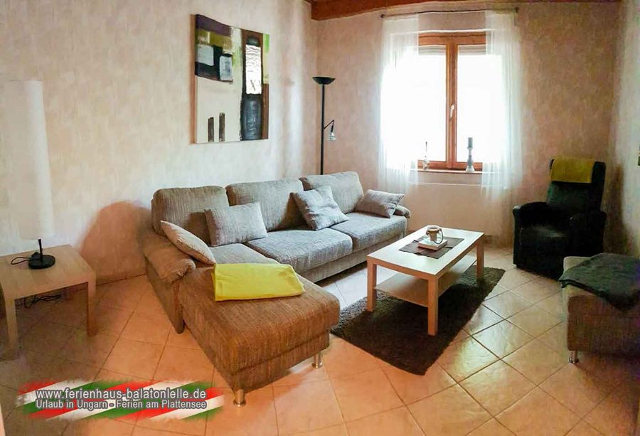 Wohnzimmer im Ferienhaus Balatonlelle mit Sofa und zusätzlicher Schlafmöglichkeit