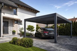 Moderner Aluminium-Carport an einem Wohnhaus mit geparktem Auto – Symbolbild für Carport und Überdachung in Ungarn