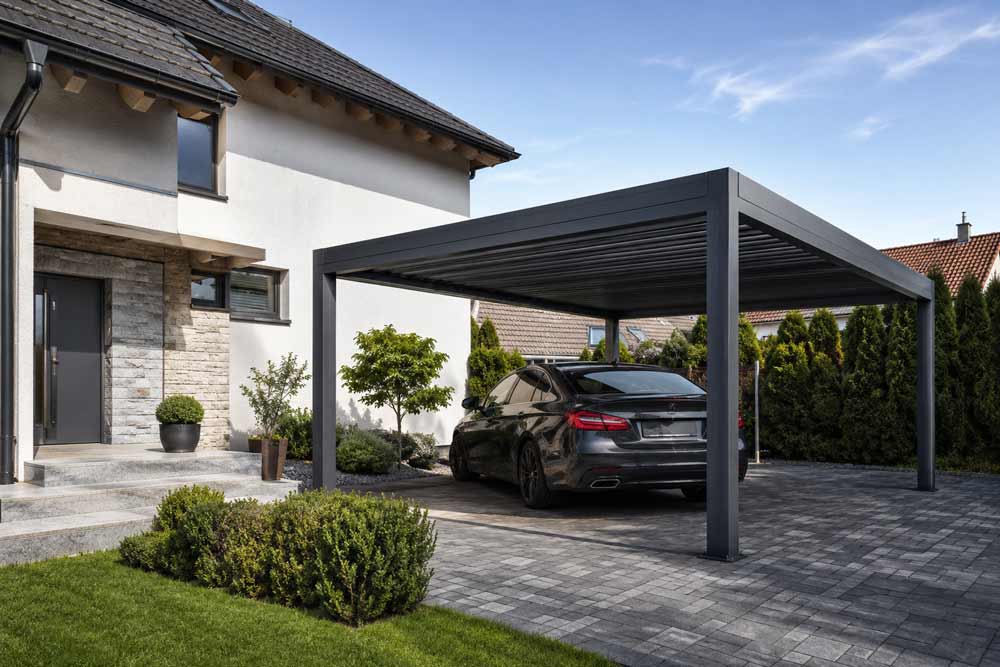 Moderner Aluminium-Carport in Ungarn mit Montage Moderner Aluminium-Carport an einem Wohnhaus mit geparktem Auto – Symbolbild für Carport und Überdachung in Ungarn