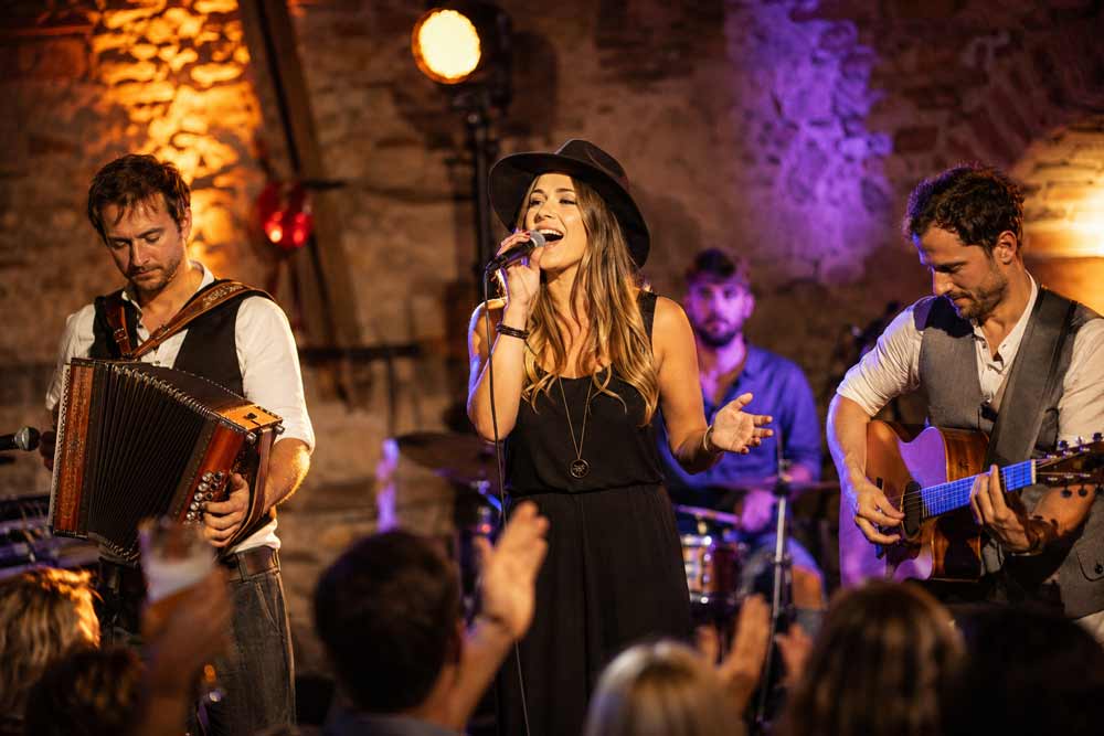 Musiker in der Oberpfalz – regionale Sichtbarkeit für Bands und Live-Musik Live-Band mit Sängerin, Akkordeon und Gitarre auf der Bühne – Symbolbild für Musiker in der Oberpfalz