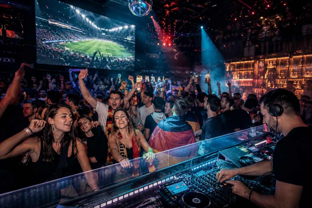 WM Afterparty in Weiden mit DJ Volle Tanzfläche bei einer Clubparty mit DJ und Fußballstimmung – Symbolbild für die WM Afterparty in Weiden